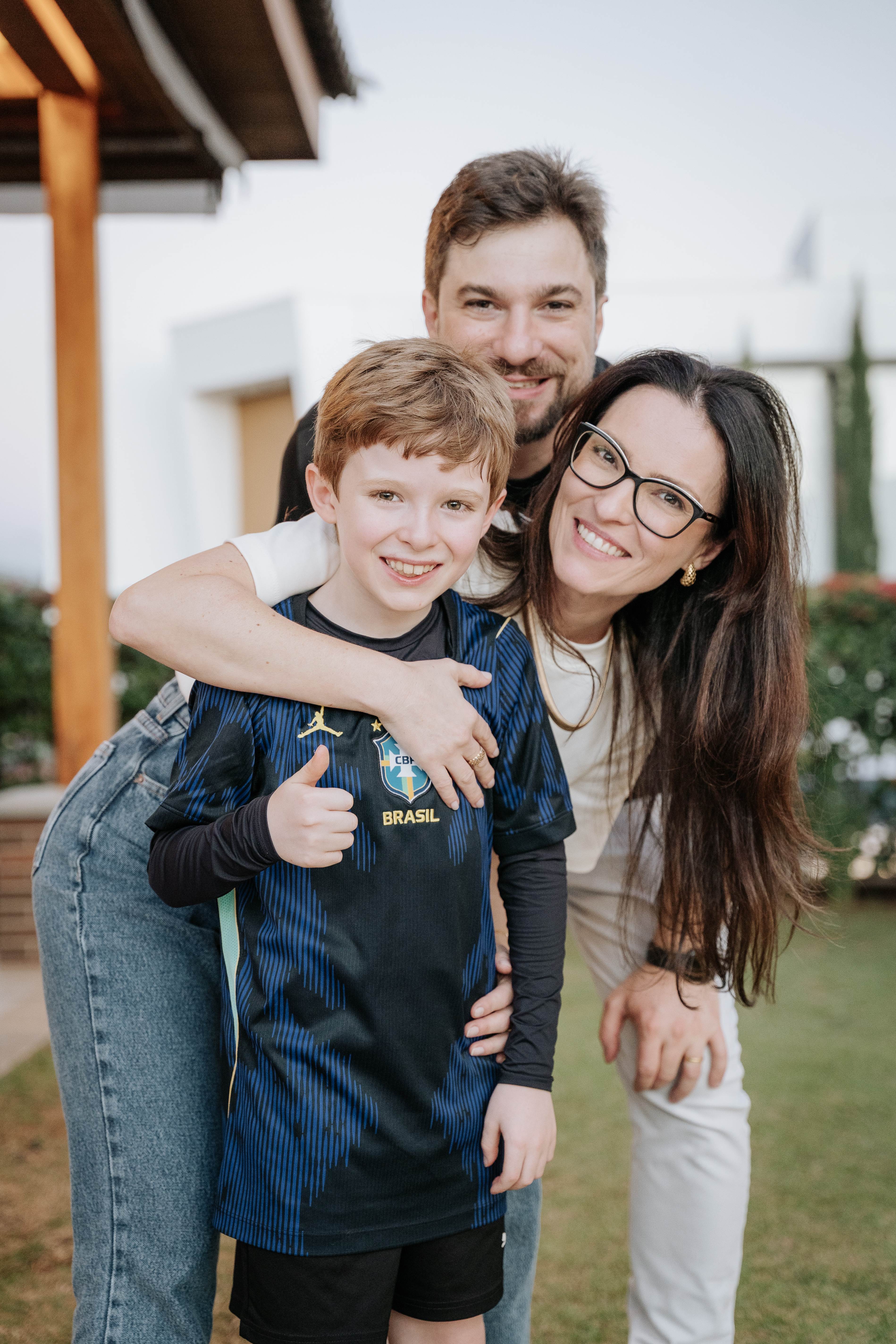Família reunida com o aniversariante usando a camisa da Seleção Brasileira