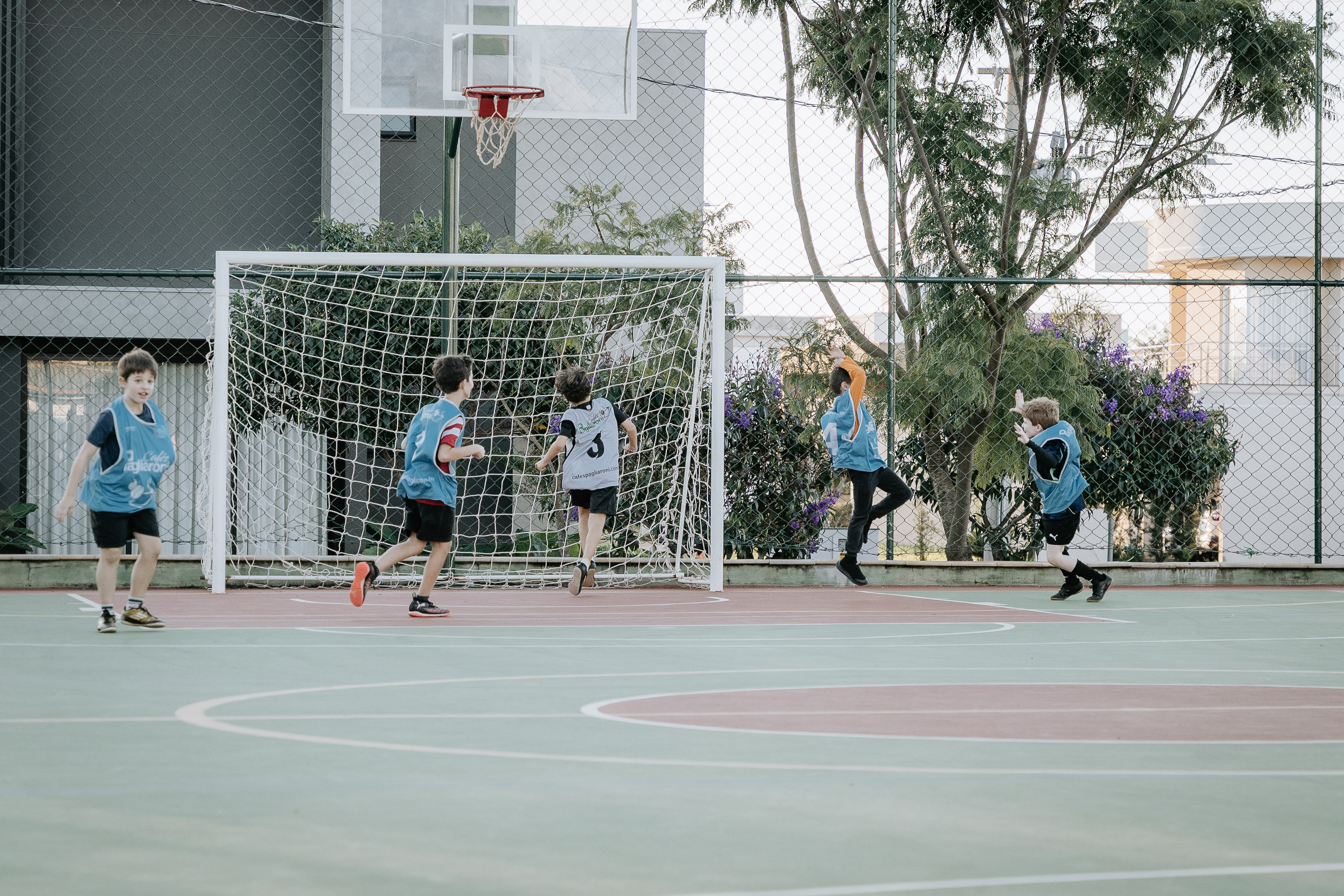 Crianças jogando futebol e comemorando durante a festa